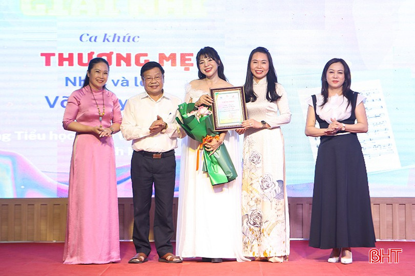 Trao giải nhì cho tác giả Võ Thị Thúy Hiền (giáo viên Trường Tiểu học 1 thị trấn Thạch Hà) với ca khúc "Thương mẹ". a5-3796.jpg