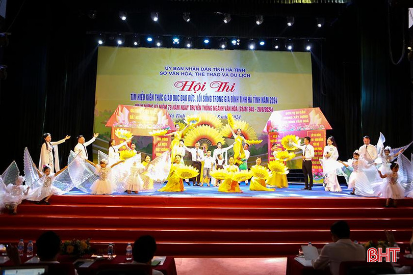 Màn chào hỏi ấn tượng của Đội thi TP Hà Tĩnh. man chao hoi cua TP Ha Tinh.jpg