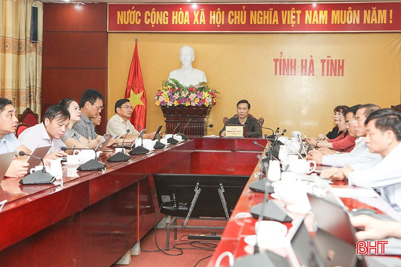 Giám đốc Sở VH-TT&DL tỉnh Nguyễn Viết Trường điều hành tại điểm cầu Hà Tĩnh. a0-4934.jpg