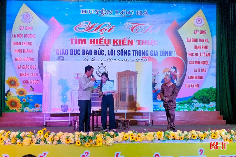 Một cảnh trong tiểu phẩm "Sự thật vô tình" do đội thi xã Thịnh Lộc thể hiện a5.jpg