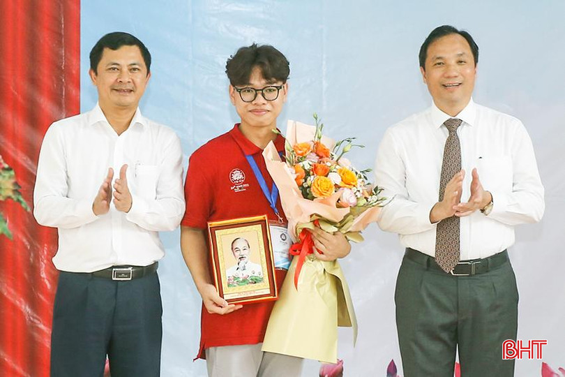 Bí thư Tỉnh ủy Hoàng Trung Dũng và Phó Chủ tịch UBND tỉnh Lê Ngọc Châu tặng hoa chúc mừng em Phan Xuân Hành, nhân dịp em giành HCV trong kỳ thi kỳ thi Olympic Hóa học quốc tế (IChO) tại Trung Quốc, năm 2022. Ảnh tư liệu. a5.jpg