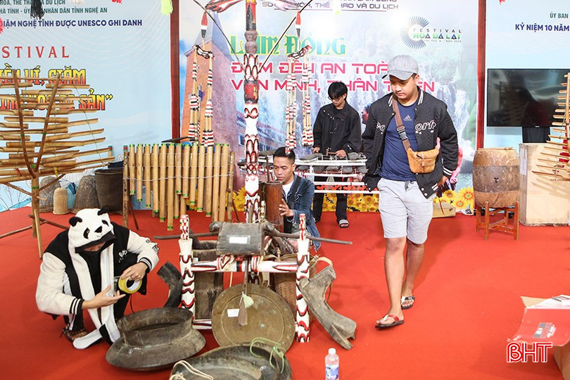 Các thành viên đoàn Lâm Đồng sắp xếp không gian trình diễn di sản cồng chiêng Tây Nguyên tại gian hàng đã được Ban tổ chức chuẩn bị sẵn. bqbht_br_a3.jpg