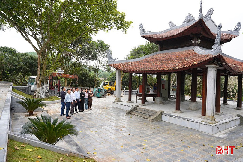 Đoàn cán bộ Sở VH-TT&DL Hà Tĩnh, Bảo tàng tỉnh và huyện Hương Sơn khảo sát địa điểm chuẩn bị cho triển lãm chuyên đề “Đại danh y Hải Thượng Lãn Ô ng Lê Hữu Trác – cuộc đời và sự nghiệp”. bqbht_br_a4.jpg