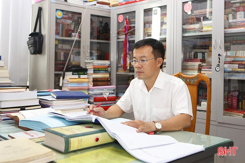 Tiến sỹ Nguyễn Tùng Lĩnh - Trưởng Phòng Quản lý văn hóa (Sở VH-TT&DL) rà soát, hiệu đính các thông số để hoàn thiện hồ sơ khoa học về xếp hạng Mộ và Khu lưu niệm Lê Hữu Trác là di tích quốc gia quốc gia đặc biệt. a3.jpg