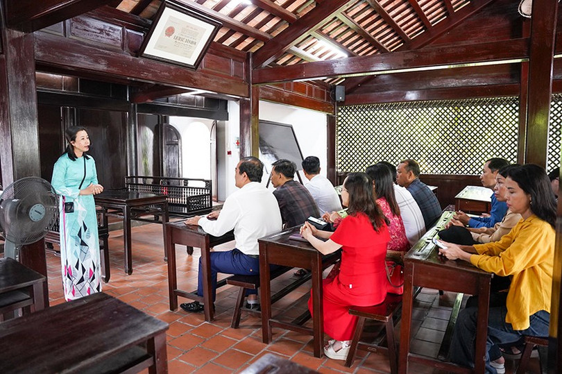 Đoàn tham quan Trường Dục Thanh (Bình Thuận) và nghe hướng dẫn viên thuyết minh về di tích ghi lại dấu ấn những ngày Bác Hồ dạy học tại đây, trước lúc ra đi tìm đường cứu nước. a6.jpg