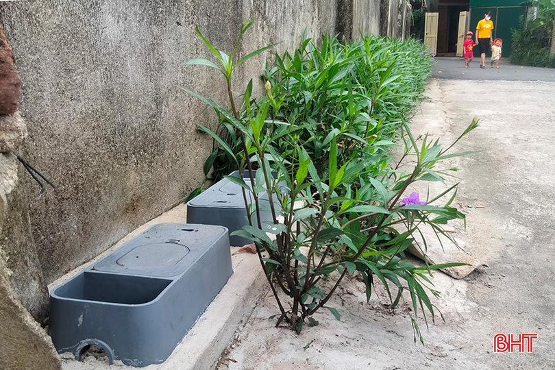 Hệ thống đồng hồ đo nước đã được lắp đặt đến tận các hộ dân chờ ngày hoạt động. b6.jpg