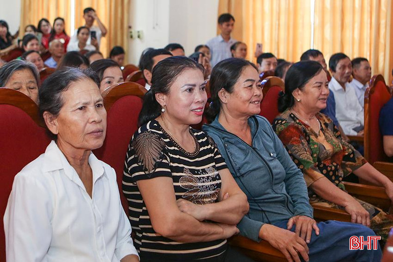 Người dân Lộc Hà hào hứng theo dõi hội thi "Tìm hiểu kiến thức giáo dục đạo đức, lối sống trong gia đình" cấp huyện. a6.jpg