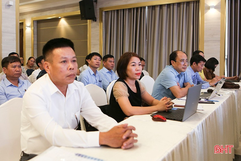 Các học viên tập trung theo dõi các chuyên đề. a6-317.jpg