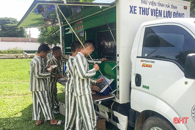Phạm nhân Trại giam Xuân Hà đọc sách tại thư viện lưu động của Thư viện tỉnh trong khuôn viên trại. bqbht_br_a3-7913-2830.jpg