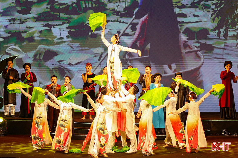 Đoàn Hà Tĩnh biểu diễn tại Festival kỷ niệm 10 năm Dân ca ví, giặm được UNESCO ghi danh là di sản văn hóa phi vật thể đại diện của nhân loại. bqbht_br_ha-tinh.jpg