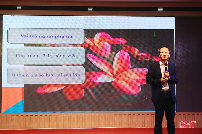 Phó Trưởng ban Tuyên giáo Tỉnh ủy Lê Văn Khánh - giảng viên chính của lớp tập huấn truyền đạt các chuyên đề. bqbht_br_a3.jpg