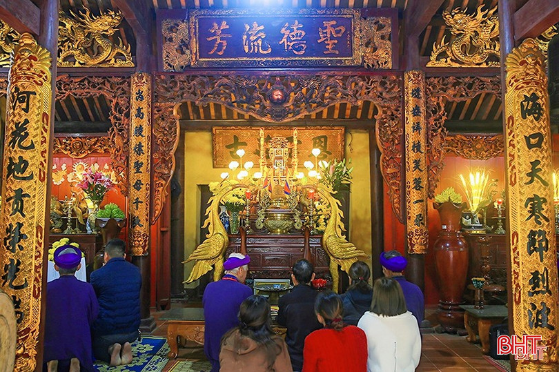 Đội ngũ thầy cúng được chuẩn hóa hướng dẫn du khách làm lễ tại đền Bà Hải (xã Kỳ Ninh, TX Kỳ Anh). bqbht_br_a3-215.jpg