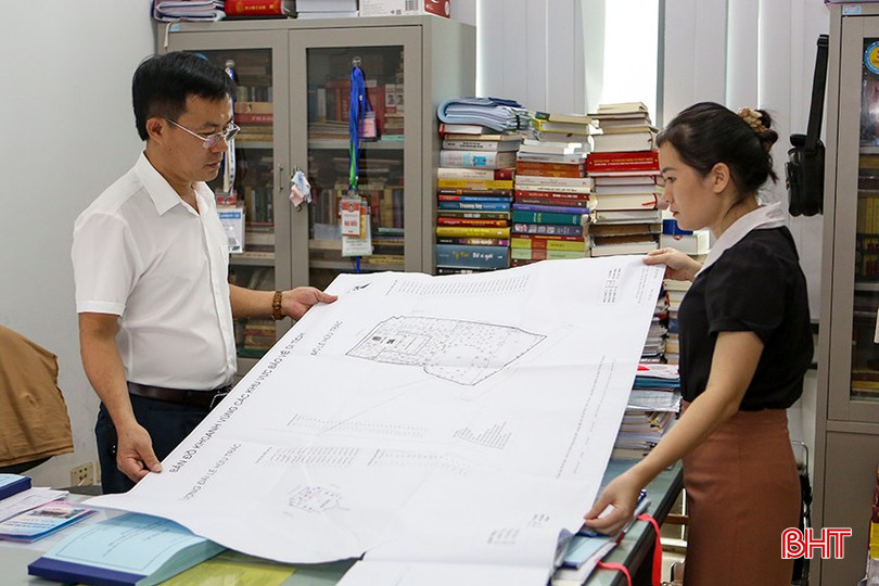 Cán bộ Phòng Quản lý văn hóa (Sở VH-TT&DL Hà Tĩnh) chuẩn bị hồ sơ khoa học xếp hạng Mộ và Khu lưu niệm Lê Hữu Trác là di tích quốc gia đặc biệt. a3.jpg