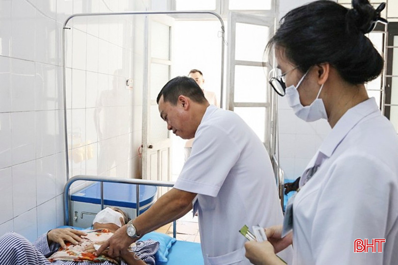 Bệnh viện Y học cổ truyền Hà Tĩnh ứng dụng kiến thức từ các bài thuốc của Hải Thượng Lãn Ông trong chữa trị cho bệnh nhân. bqbht_br_3a-7172-2850.jpg