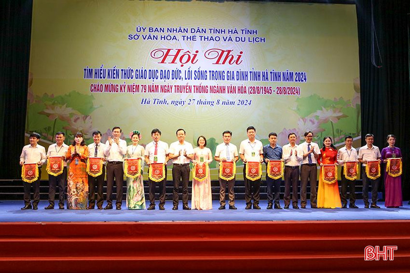 Ban Tổ chức Hội thi "Tìm hiểu kiến thức giáo dục đạo đức, lối sống trong gia đình" tỉnh Hà Tĩnh năm 2024 tặng cờ lưu niệm cho các đội thi. a3.jpg