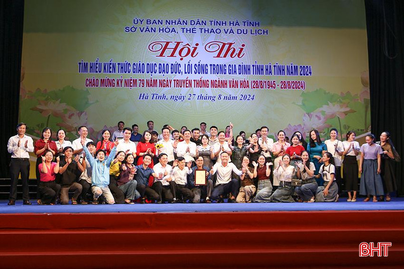 Thành công của hội thi nhờ sự quan tâm chỉ đạo sâu sát của các cấp, ngành và sự hưởng ứng tích cực của các địa phương. Trong ảnh: Tập thể đội thi huyện Kỳ Anh mừng chiến thắng khi giành giải nhất hội thi. a3.jpg