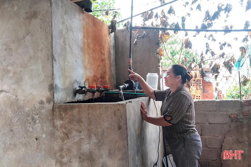 Chị Nguyễn Thị Tuấn (thôn Đông Thịnh, xã Hồng Lộc, Lộc Hà) đang mong chờ có nước sạch để thay thế hệ thống nước giếng khoan lâu nay. b1.jpg