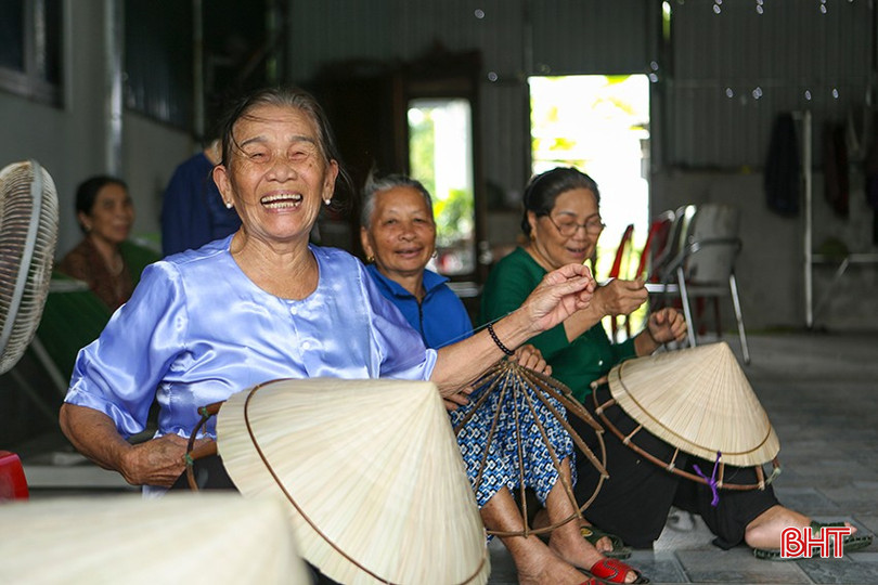 Các bà, các o là thành viên tổ làm nón Đan Du ở thôn Liên Miệu (xã Kỳ Thư, huyện Kỳ Anh) cùng ôn lại những câu ví o Nhẫn. a3-7575-3460.jpg