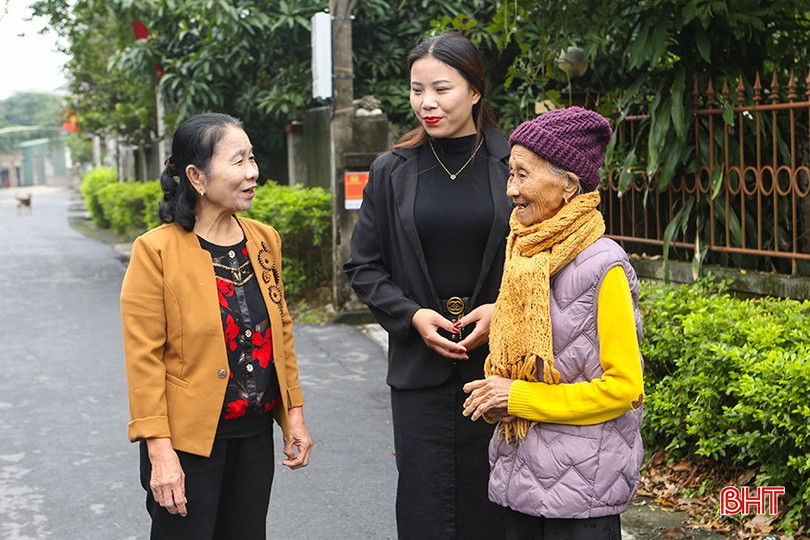 Bà Lê Thị Thanh thường xuyên gặp gỡ, động viên hội viên phụ nữ cùng chung sức thực hiện Cuộc vận động "Xây dựng gia đình 5 không, 3 sạch". bqbht_br_a2.jpg