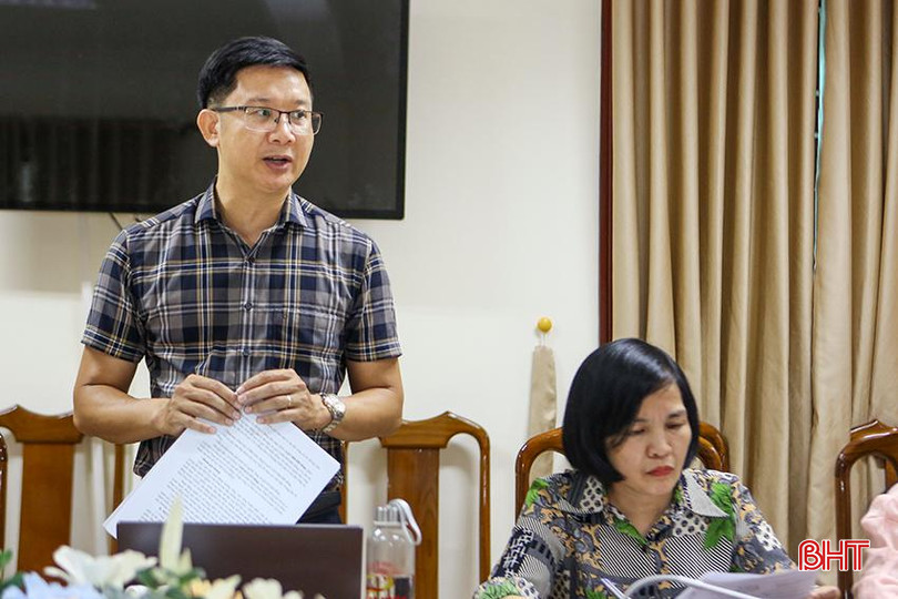 Ông Trần Văn Lượng - Trưởng ban Tuyên giáo, phong trào (Ủy ban MTTQ tỉnh) báo cáo kết quả hoạt động của Ban vận động Quỹ vì người nghèo. a2.jpg