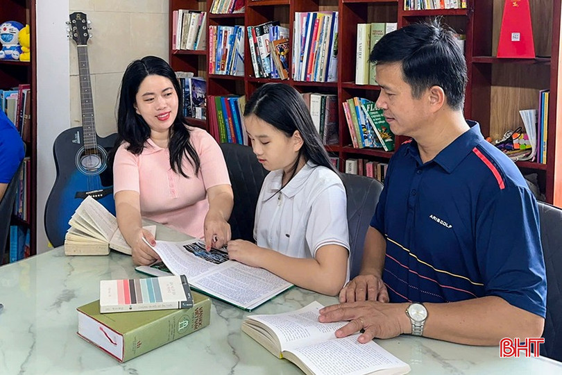 Bố mẹ Uyên Chi cùng em đọc sách tại thư viện gia đình. a6.jpg
