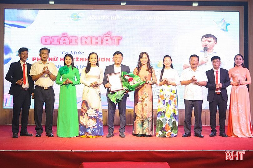 Phó Chủ tịch HĐND tỉnh Trần Văn Kỳ và đại diện Ban tổ chức trao giải nhất cho tác giả Nguyễn Văn Mạnh (TX Kỳ Anh) với ca khúc "Phụ nữ Hà Tĩnh vươn xa". a4-2638.jpg