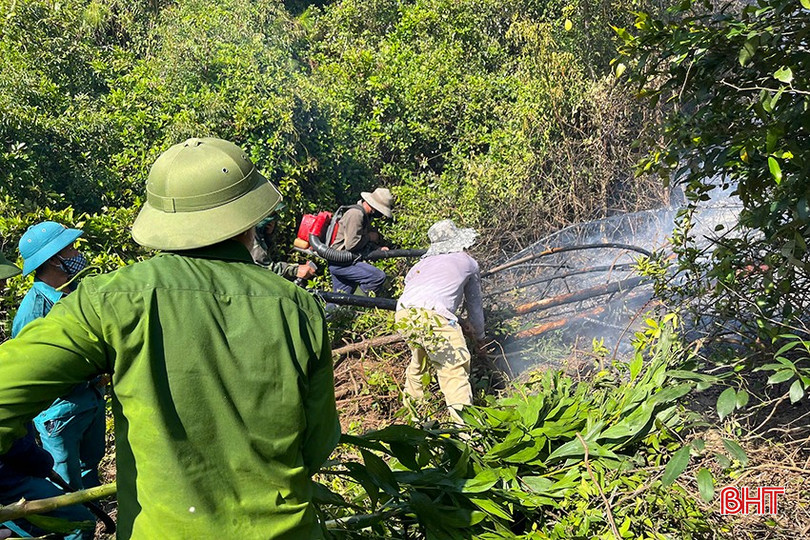Các lực lượng chức năng và người dân địa phương khoanh vùng khống chế đám cháy, hạn chế lây lan. a4.jpg