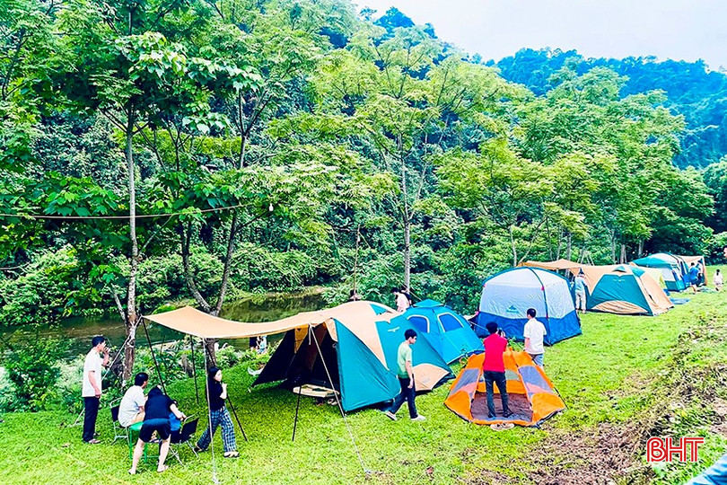 Đoàn du khách đến từ Hà Nội trải nghiệm tour du lịch cộng đồng ở thôn Phú Lâm (xã Phú Gia, Hương Khê). Ảnh tư liệu. a4-225.jpg