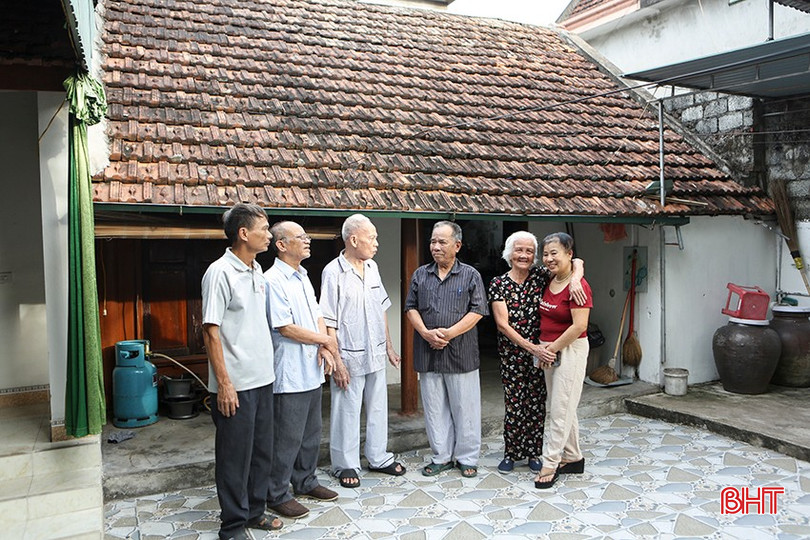Con cháu dòng họ Trần Đình và người dân tổ dân phố 8 (thị trấn Nghèn, Can Lộc) ôn lại lịch sử hào hùng của ông cha tại ngôi nhà của cụ Trần Đình Đóa. a2.jpg