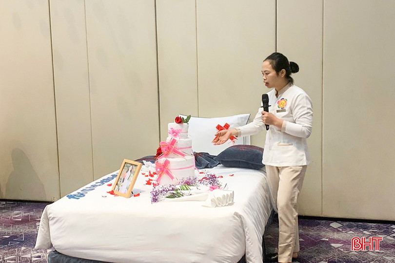 Thí sinh Phan Thị Phương đến từ Melia Vinpearl Cửa Sót (Lộc Hà) thuyết trình phần thi xếp giường tự chọn với chủ đề "Chúc mừng sinh nhật". bqbht_br_a3.jpg