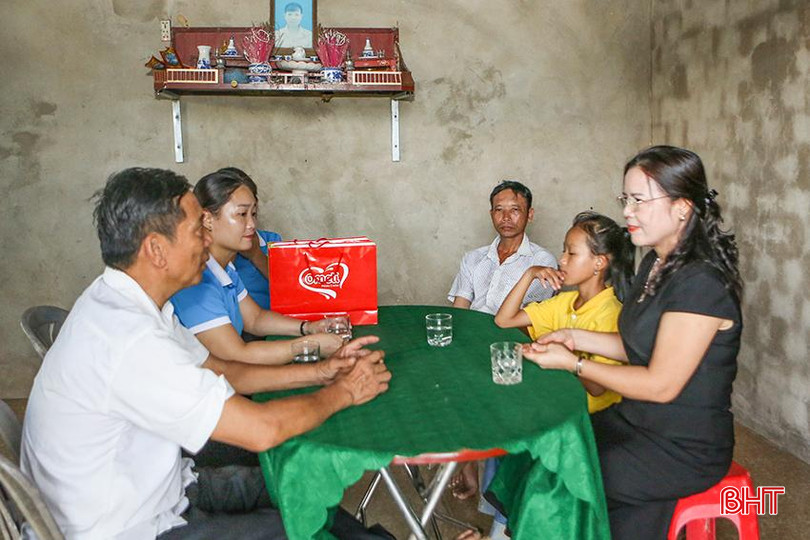 Chị Trần Thị Thu Hiền (ngoài cùng bên phải) cùng đại diện Hội LHPN huyện Hương Khê và xã Hương Vĩnh đến thăm, tặng quà và trao tiền hỗ trợ đỡ đầu cho cháu Bùi Thị Ngọc Huế. bc1.jpg