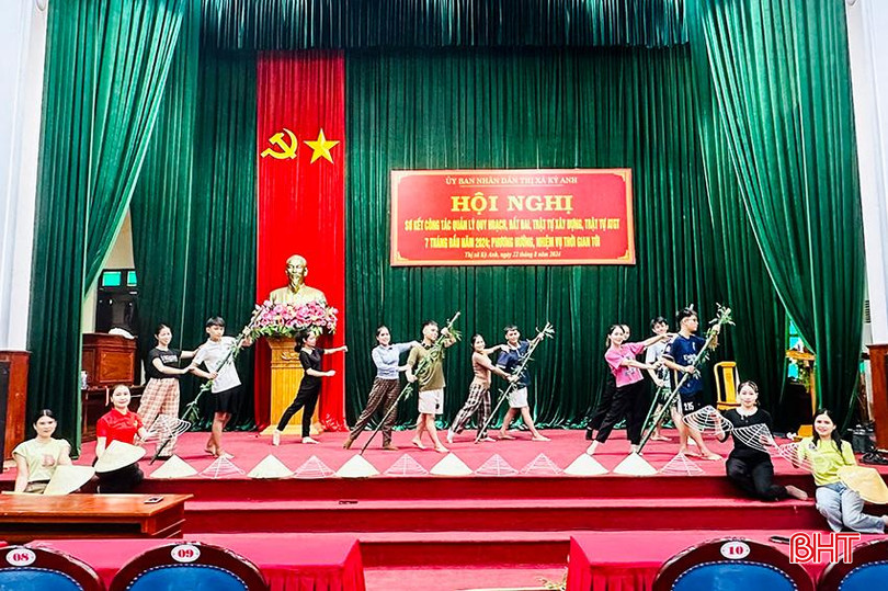 TX Kỳ Anh đang tích cực tập luyện để tham dự Hội thi "Tìm hiểu kiến thức giáo dục đạo đức, lối sống trong gia đình" cấp tỉnh. a7.jpg