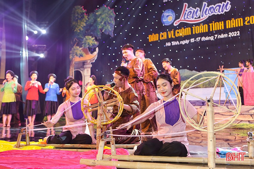 CLB dân ca ví giặm xã Thuận Lộc (TX Hồng Lĩnh) tái hiện không gian diễn xướng "Hội phường ví, giặm nhà nông" tại Liên hoan Dân ca ví, giặm toàn tỉnh năm 2023. a8.jpg