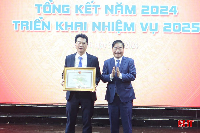 Phó Trưởng ban Tuyên giáo Tỉnh ủy Nguyễn Xuân Hải trao bằng khen của Chủ tịch UBND tỉnh cho Phòng Kỹ thuật sản xuất chương trình (Đài PT-TH tỉnh) về thành tích xuất sắc trong công tác tuyên truyền phòng, chống tội phạm lừa đảo, chiếm đoạt tài sản trên không gian mạng. bqbht_br_a10.jpg