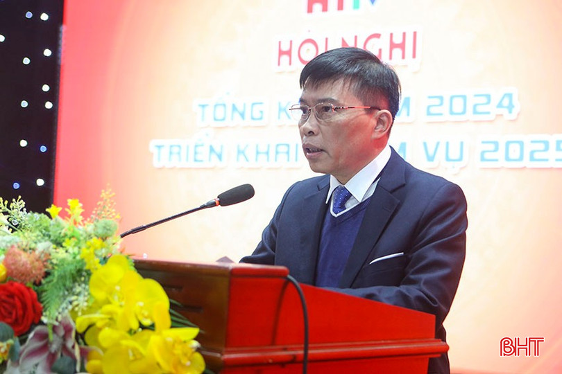 Nhà báo Đậu Văn Quốc - Trưởng phòng Thời sự (Đài PT-TH tỉnh) trình bày tham luận: "Để chương trình thời sự nóng, hấp dẫn, đảm bảo đúng định hướng". bqbht_br_a14.jpg