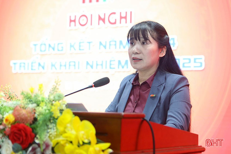 Bà Hồ Thị Thu Hằng - Trưởng phòng Quảng cáo & Dịch vụ (Đài PT-TH tỉnh) trình bày tham luận: "Đảng viên chi bộ khối quản lý nêu cao tinh thần trách nhiệm, gương mẫu đi đầu hoàn thành xuất sắc mọi nhiệm vụ được giao". bqbht_br_a13.jpg