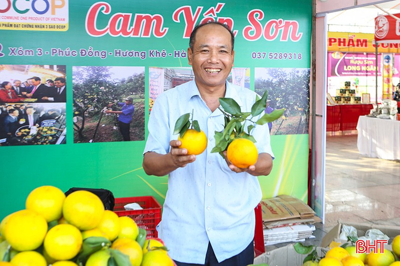Ông Nguyễn Minh Sơn (xã Phúc Đồng, Hương Khê) tự tin khi giới thiệu sản phẩm cam VietGap. bqbht_br_a2.jpg