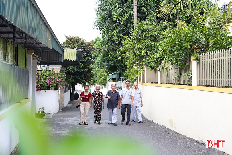 Người dân tổ dân phố 8 (thị trấn Nghèn, Can Lộc) phấn khởi trước sự đổi thay của quê hương. a4.jpg