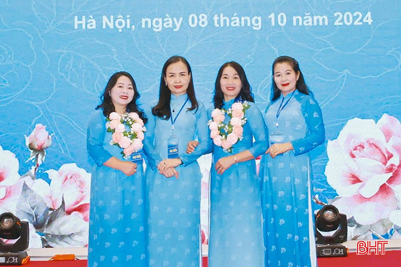 Đoàn đại biểu Hà Tĩnh bên lề lễ trao Giải thưởng Nguyễn Thị Định và biểu dương chủ tịch hội LHPN cấp huyện tiêu biểu toàn quốc. Từ trái qua: các chị Phạm Thị Thanh Minh, Nguyễn Thị Lệ Hà, Trần Thị Nguyệt và Phạm Thị Hương. a6-6308.jpg