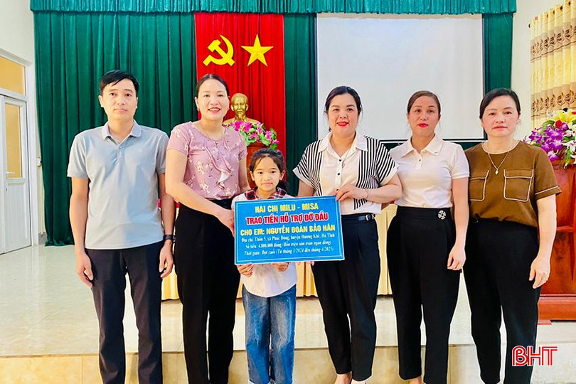 Đại diện lãnh đạo Hội LHPN huyện Hương Khê và mạnh thường quân trao đỡ đầu cho cháu Nguyễn Đoàn Bảo Hân, ở xã Phúc Đồng. c4.jpg