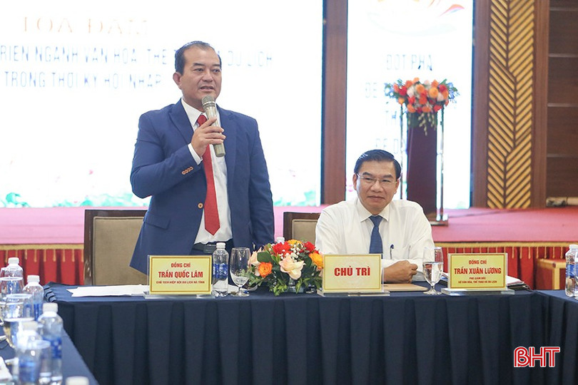 Phó Giám đốc Sở VH-TT&DL tỉnh Trần Xuân Lương và Chủ tịch Hiệp hội du lịch Hà Tĩnh Trần Quốc Lâm chủ trì tọa đàm. a1-9092.jpg