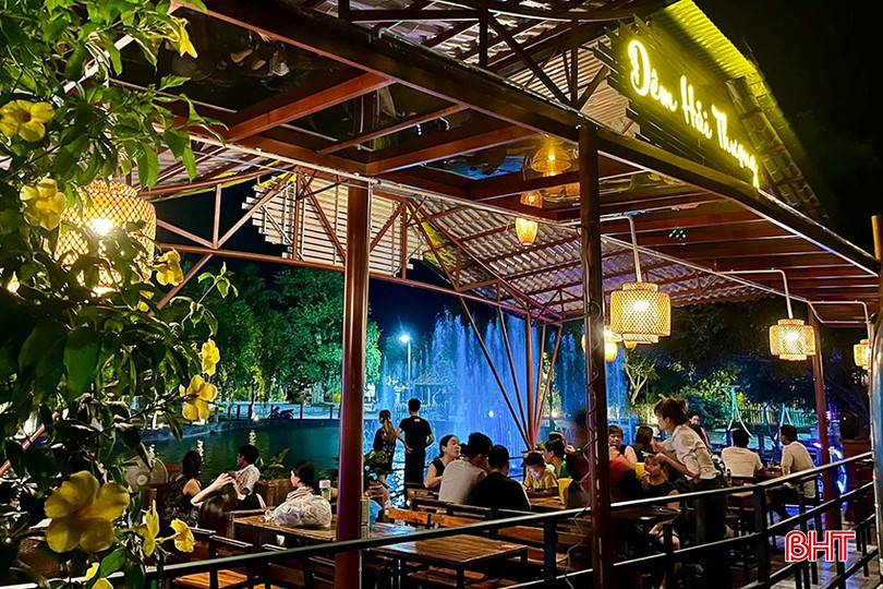 Du khách trải nghiệm sản phẩm "Đêm Hải Thượng - Cà phê nhạc nước" tại Khu du lịch văn hóa sinh thái Hải Thượng (Hương Sơn). a6.jpg
