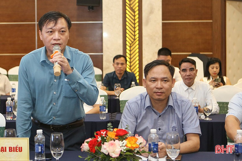 Ông Phan Văn Trung - Phó Giám đốc Sở Giao thông vận tải Hà Tĩnh giải đáp những băn khoăn, vướng mắc trong quy định về lĩnh vực kinh doanh dịch vụ xe điện và mô tô nước tại khu, điểm du lịch. a4-4831.jpg