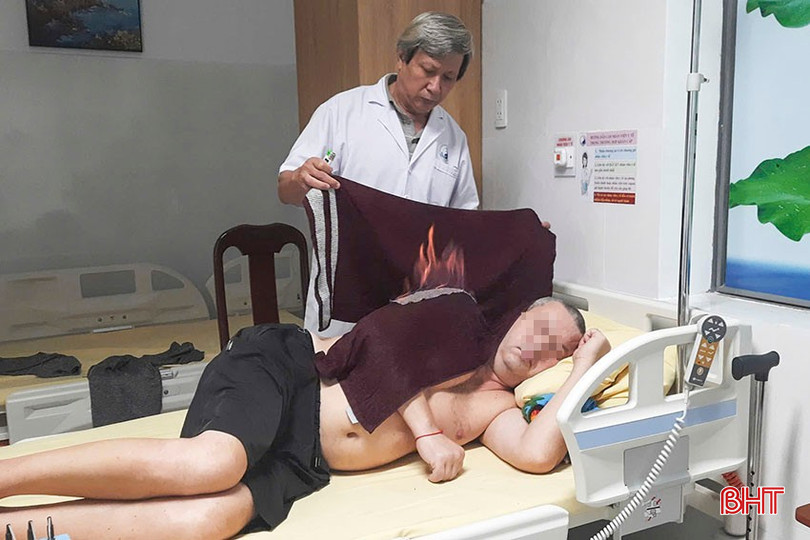 Lương y Phan Công Tuấn - Bệnh viện Y học cổ truyền TP Đà Nẵng dùng phương pháp hỏa long cứu điều trị sau tai biến cho một du khách người Nga. bqbht_br_a8-4071.jpg