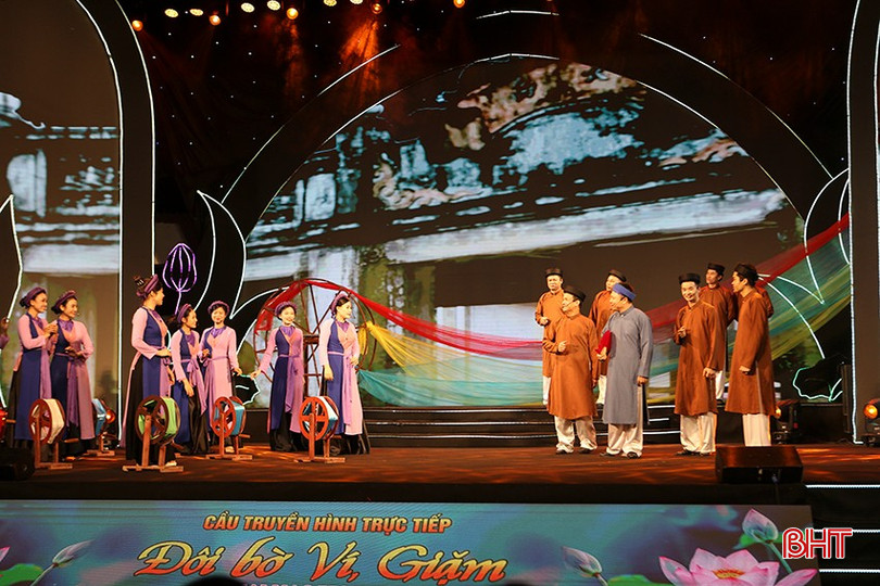 Tiết mục không gian diễn xướng "Đêm trăng hò hẹn" do tập thể Nhà hát NTTT Hà Tĩnh trình diễn. bqbht_br_a3-4707.jpg