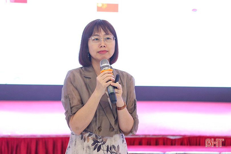 Bà Nguyễn Thị Hoa Mai, Phó Cục trưởng Cục Thông tin đối ngoại (Bộ Thông tin và Truyền thông) truyền đạt các chuyên đề. a5-2040.jpg