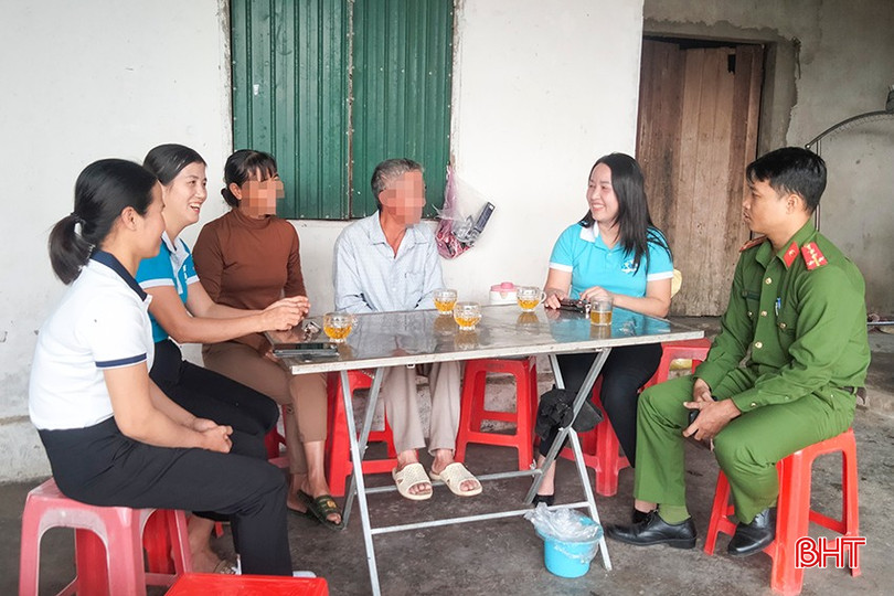 Cán bộ Hội LHPN huyện Lộc Hà và các thành viên "Địa chỉ tin cậy" xã Phù Lưu đến tuyên truyền về phòng chống BLGĐ tại nhà người dân. bqbht_br_a1.jpg