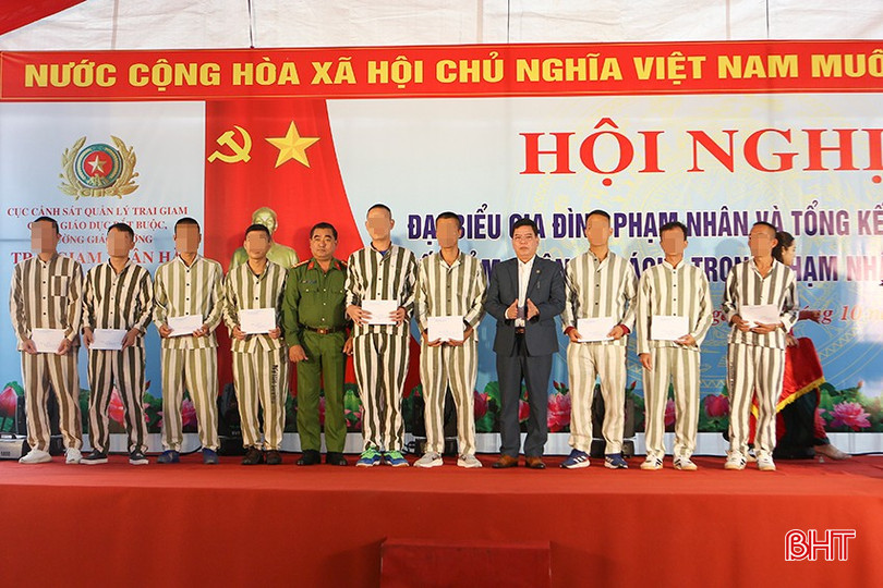 Ban tổ chức trao các giải nhất, nhì, ba... cho các phạm nhân. bqbht_br_a7.jpg