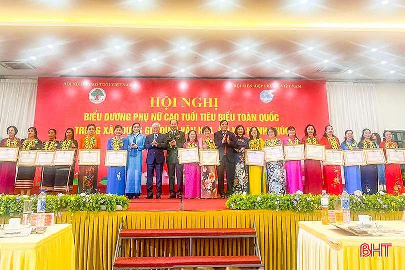 Các đại biểu được Trung ương Hội LHPN Việt Nam và Trung ương Hội Người cao tuổi Việt Nam vinh danh điển hình phụ nữ cao tuổi tiêu biểu toàn quốc. bqbht_br_a4.jpg