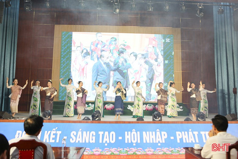Tiết mục văn nghệ do các nữ sinh Lào và Việt Nam đang học tập tại Trường Cao đẳng Y tế Hà Tĩnh thể hiện. bqbht_br_a5.jpg